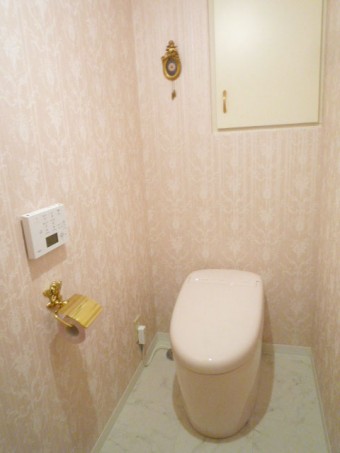 ピンクで明るく華やかなトイレに